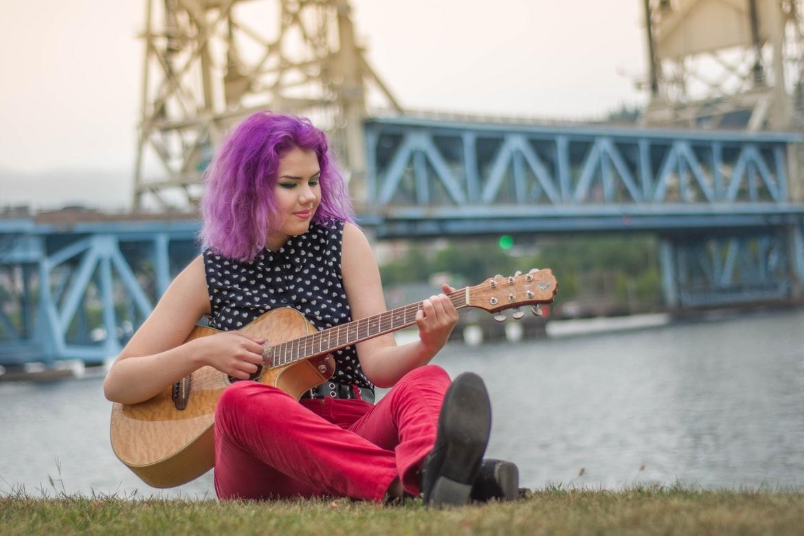 guitarra ni&ntilde;os y adolescentes
